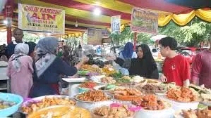 Pasar takjil di RTH Imam Bonjol. (Sumber foto: Web Pemko Padang)
