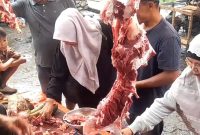 Foto: Penjual dan pembeli daging di pasar tradisional Pasaman Barat