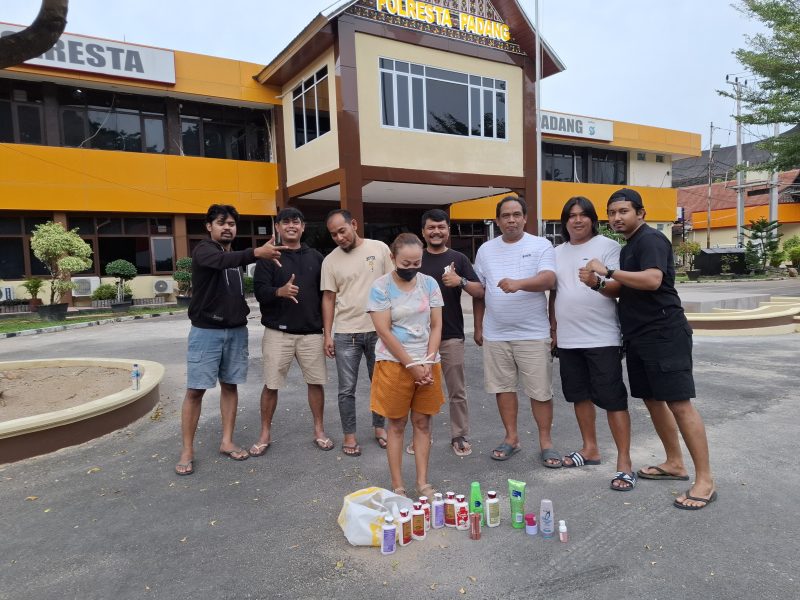 Tim 1 Klewang Satreskrim Polresta Padang mengamankan seorang perempuan berinisial WM (38) yang diduga mengambil sejumlah produk kecantikan tanpa membayar di salah satu pusat perbelanjaan di Kota Padang.
