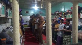 Kekusyukan Warga Binaan Lapas Saat Jalani Sholat Tarawih Berjamaah Dari Balik Jeruji