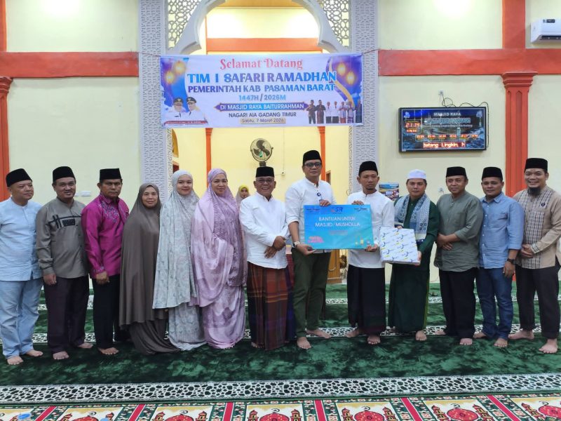Bupati Pasaman Barat Yulianto melaksanakan Safari Ramadan di Masjid Raya Baiturrahman, Nagari Aia Gadang Timur, Kecamatan Pasaman, Sabtu (7/3/2026) malam.