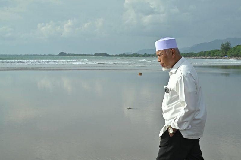 Gubernur Sumatera Barat Mahyeldi Ansharullah meninjau langsung kondisi kawasan di pesisir Kota Padang.