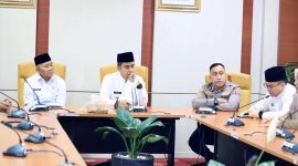 Pemerintah Kota Solok menggelar Focus Group Discussion (FGD) bersama unsur Forum Koordinasi Pimpinan Daerah (Forkopimda) guna membahas berbagai persiapan menyambut Hari Raya Idulfitri 1447 Hijriah. Kegiatan tersebut berlangsung di Ruang Rapat Zarhismi Ajiz, Selasa (10/3/2026).