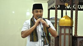 Wakil Gubernur Sumatera Barat, Vasko Ruseimy menyerahkan bantuan senilai Rp25 juta kepada Masjid Nurul Huda di Nagari Sungai Kambut, Kecamatan Pulau Punjung, Kabupaten Dharmasraya, Selasa (10/3/2026).