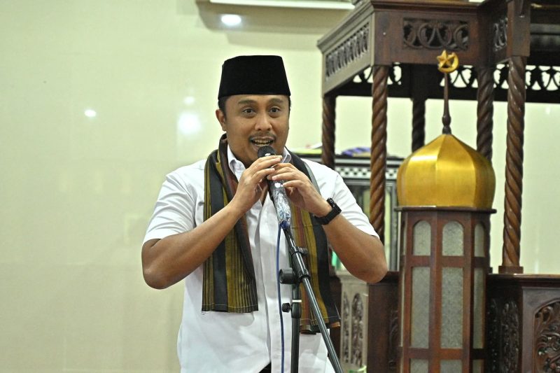 Wakil Gubernur Sumatera Barat, Vasko Ruseimy menyerahkan bantuan senilai Rp25 juta kepada Masjid Nurul Huda di Nagari Sungai Kambut, Kecamatan Pulau Punjung, Kabupaten Dharmasraya, Selasa (10/3/2026).
