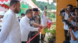 Gubernur Sumbar Mahyeldi Ansharullah bersama Ketua Umum Kamar Dagang dan Industri Indonesia, Anindya Novyan Bakrie, meresmikan 10 unit hunian tetap (Huntap) bagi warga terdampak banjir bandang di kawasan Batu Busuak, Kota Padang, Selasa (10/3/2026).