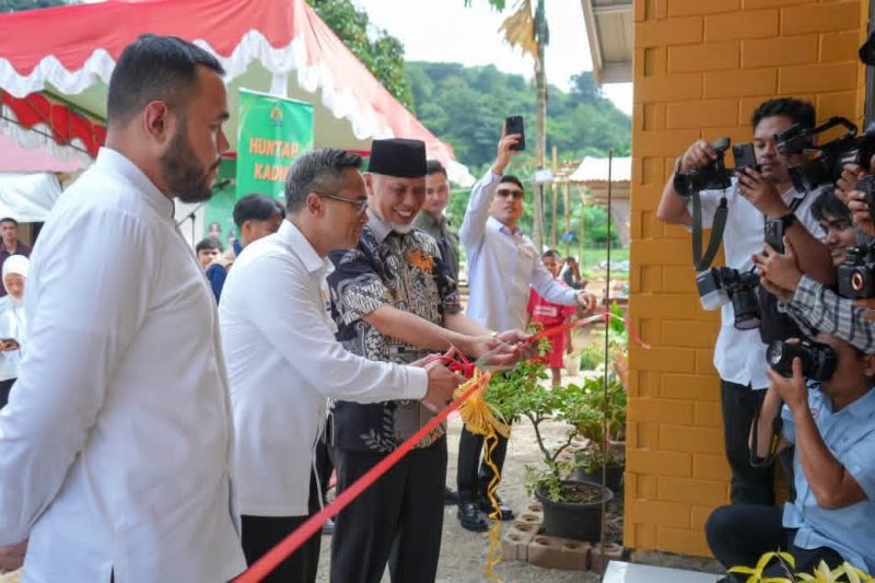 Gubernur Sumbar Mahyeldi Ansharullah bersama Ketua Umum Kamar Dagang dan Industri Indonesia, Anindya Novyan Bakrie, meresmikan 10 unit hunian tetap (Huntap) bagi warga terdampak banjir bandang di kawasan Batu Busuak, Kota Padang, Selasa (10/3/2026).
