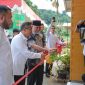 Gubernur Sumbar Mahyeldi Ansharullah bersama Ketua Umum Kamar Dagang dan Industri Indonesia, Anindya Novyan Bakrie, meresmikan 10 unit hunian tetap (Huntap) bagi warga terdampak banjir bandang di kawasan Batu Busuak, Kota Padang, Selasa (10/3/2026).