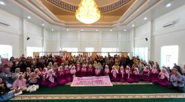 Badan Kerja Sama Organisasi Wanita (BKOW) Provinsi Sumatera Barat menginisiasi kegiatan bakti sosial bertajuk “Ramadan Berbagi” yang digelar di Masjid Baitul Aulia, Kompleks Kantor Gubernur Sumbar, Rabu (11/3/2026).