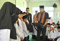 Wakil Gubernur Sumatera Barat, Vasko Ruseimy saat menyerahkant tas sekolah untuk pelajar.