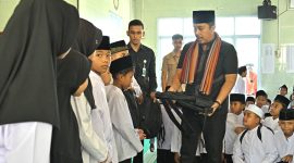 Wakil Gubernur Sumatera Barat, Vasko Ruseimy saat menyerahkant tas sekolah untuk pelajar.