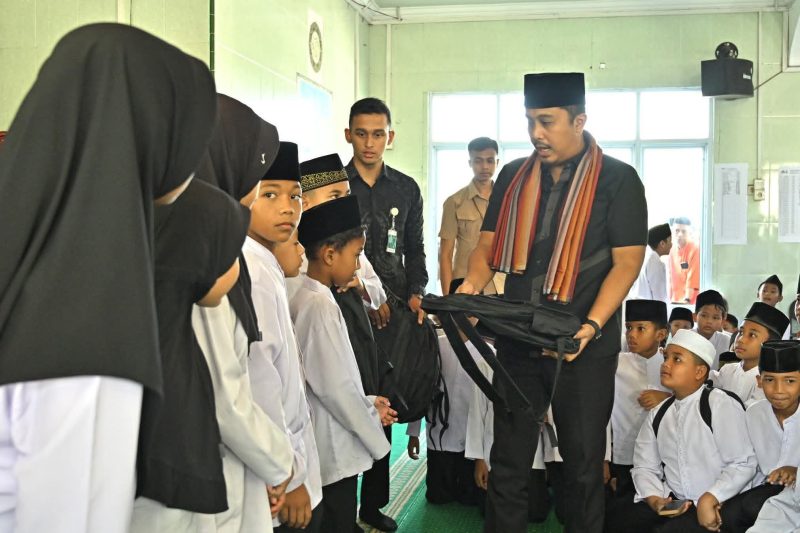 Wakil Gubernur Sumatera Barat, Vasko Ruseimy saat menyerahkant tas sekolah untuk pelajar.