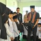 Wakil Gubernur Sumatera Barat, Vasko Ruseimy saat menyerahkant tas sekolah untuk pelajar.