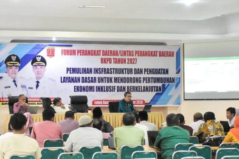 Pemerintah Kabupaten Agam menggelar rapat penyusunan Laporan Evaluasi Kinerja Kepala Daerah terkait pelaksanaan Program Strategis Nasional di Aula Bappeda Agam, Lubuk Basung, Kamis (12/3/2026).