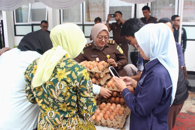 Penyelenggaraan Bazar Ramadan digelar oleh Kejaksaan Negeri (Kejari) Padang Panjang di halaman kantor Kejari setempat, Kamis (12/3/2026).