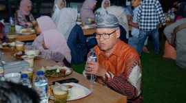 Suasana hangat dan penuh kebersamaan terasa kental saat keluarga besar Institut Agama Islam (IAI) YAPTIP Chadijah Ismail Pasaman Barat menggelar acara buka puasa bersama di Cafe and Resto Es Durian, Simpang Empat, pada Kamis (12/3/2026).