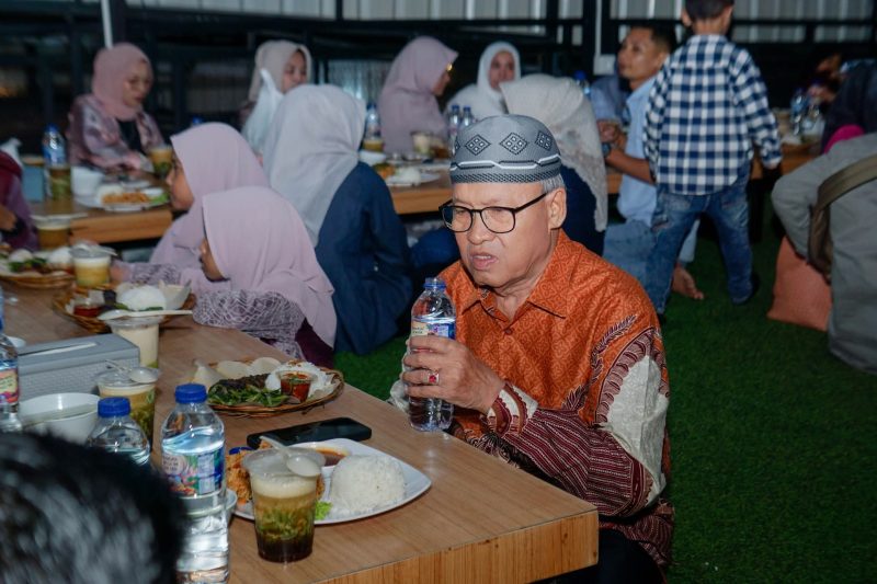 Suasana hangat dan penuh kebersamaan terasa kental saat keluarga besar Institut Agama Islam (IAI) YAPTIP Chadijah Ismail Pasaman Barat menggelar acara buka puasa bersama di Cafe and Resto Es Durian, Simpang Empat, pada Kamis (12/3/2026).