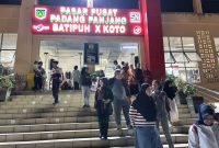 Ketua Tim Penggerak PKK Kota Padang Panjang, Maria Feronika Hendri meninjau kondisi Pasar Pusat guna memastikan aktivitas perdagangan berlangsung tertib dan nyaman menjelang Hari Raya Idulfitri 1447 Hijriah, pada Jumat (13/3/2026).