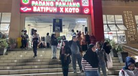 Ketua Tim Penggerak PKK Kota Padang Panjang, Maria Feronika Hendri meninjau kondisi Pasar Pusat guna memastikan aktivitas perdagangan berlangsung tertib dan nyaman menjelang Hari Raya Idulfitri 1447 Hijriah, pada Jumat (13/3/2026).