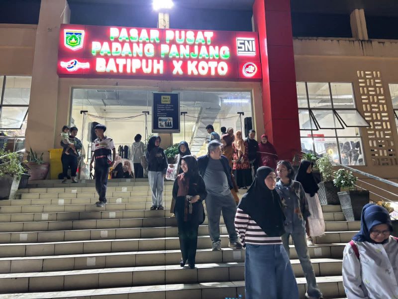 Ketua Tim Penggerak PKK Kota Padang Panjang, Maria Feronika Hendri meninjau kondisi Pasar Pusat guna memastikan aktivitas perdagangan berlangsung tertib dan nyaman menjelang Hari Raya Idulfitri 1447 Hijriah, pada Jumat (13/3/2026).