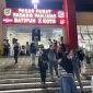 Ketua Tim Penggerak PKK Kota Padang Panjang, Maria Feronika Hendri meninjau kondisi Pasar Pusat guna memastikan aktivitas perdagangan berlangsung tertib dan nyaman menjelang Hari Raya Idulfitri 1447 Hijriah, pada Jumat (13/3/2026).