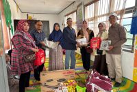 Ketua LKKS Kota Padang Panjang, Ny. Maria Feronika Hendri menyerahkan bantuan kepada korban kebakaran, Sabtu (14/3/2026).