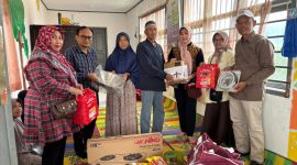 Ketua LKKS Kota Padang Panjang, Ny. Maria Feronika Hendri menyerahkan bantuan kepada korban kebakaran, Sabtu (14/3/2026).