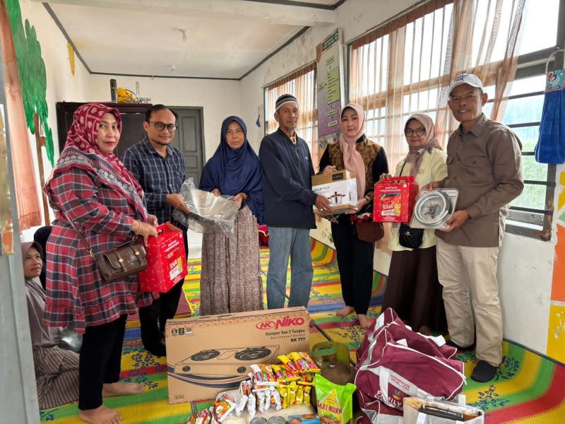 Ketua LKKS Kota Padang Panjang, Ny. Maria Feronika Hendri menyerahkan bantuan kepada korban kebakaran, Sabtu (14/3/2026).