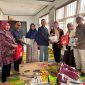 Ketua LKKS Kota Padang Panjang, Ny. Maria Feronika Hendri menyerahkan bantuan kepada korban kebakaran, Sabtu (14/3/2026).