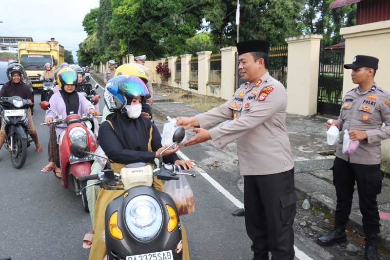 Kapolres Pasaman Barat AKBP Agung Tribawanto, S.Ik memimpin kegiatan pembagian takjil serentak yang dilaksanakan di depan Mako Polres Pasaman Barat, Jumat (6/3/2026) sore.