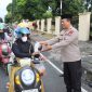 Kapolres Pasaman Barat AKBP Agung Tribawanto, S.Ik memimpin kegiatan pembagian takjil serentak yang dilaksanakan di depan Mako Polres Pasaman Barat, Jumat (6/3/2026) sore.