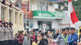 Aliansi Mahasiswa se-Bukittinggi menggelar aksi demonstrasi di depan Gedung DPRD Kota Bukittinggi, Jumat (6/3/2026). Aksi tersebut dilakukan sebagai bentuk evaluasi terhadap satu tahun kepemimpinan Wali Kota dan Wakil Wali Kota Bukittinggi.