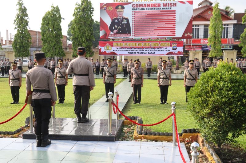 Kepolisian Resor (Polres) Pasaman Barat, Polda Sumatera Barat menggelar upacara pelantikan dan serah terima jabatan (Sertijab) sejumlah Pejabat Utama (PJU) dan Kapolsek jajaran di halaman Mako Polres Pasaman Barat, Sabtu (7/3/2026) sore.