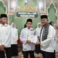 Ketua Komisi IV DPRD Pasaman Barat Erianto, menyerahkan hadiah kepada pemenang MTQ ke XIII tingkat SD dan SMP tahun 2025 di Masjid Raya Nurul Iman Nagari Ophir, Kecamatan Luhak Nan Duo, Jumat (6/3/2026) malam.