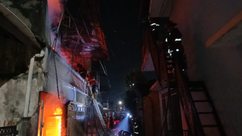 Sebuah rumah hunian dua lantai di kawasan padat penduduk di Kota Padang dilalap si jago merah pada Senin malam (9/3/2026).