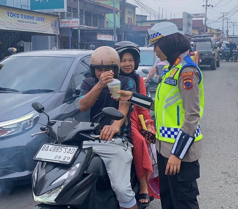 Satuan Polisi Lalu Lintas (Satlantas) Polres Pasaman Barat, Sumatera Barat (Sumbar), menggelar patroli jelang buka puasa (Jelbusa) dan membagikan takjil kepada masyarakat.
