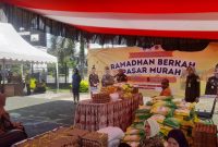 Stand pasar murah yang digelar di halaman Kantor Kejaksaan Negeri Kabupaten Pasaman Barat.