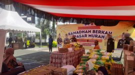 Stand pasar murah yang digelar di halaman Kantor Kejaksaan Negeri Kabupaten Pasaman Barat.