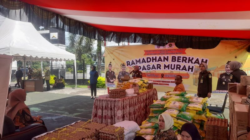 Stand pasar murah yang digelar di halaman Kantor Kejaksaan Negeri Kabupaten Pasaman Barat.