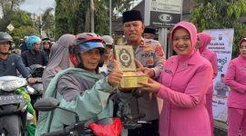 Polsek Koto Tangah Polresta Padang membagikan 100 paket nasi kotak dan Al-Quran kepada pengendara roda dua yang melintas di depan Mapolsek, Jumat sore (13/3/2026).