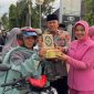 Polsek Koto Tangah Polresta Padang membagikan 100 paket nasi kotak dan Al-Quran kepada pengendara roda dua yang melintas di depan Mapolsek, Jumat sore (13/3/2026).
