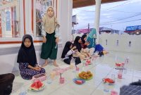 Puluhan anak Pesantren Ramadan di surau tersebut turun ke jalan membagikan ratusan takjil dan ayam goreng kepada pengguna jalan di ruas Tabing–Lubuk Minturun, Minggu (16/3/2026).