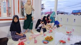 Puluhan anak Pesantren Ramadan di surau tersebut turun ke jalan membagikan ratusan takjil dan ayam goreng kepada pengguna jalan di ruas Tabing–Lubuk Minturun, Minggu (16/3/2026).