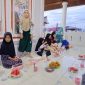 Puluhan anak Pesantren Ramadan di surau tersebut turun ke jalan membagikan ratusan takjil dan ayam goreng kepada pengguna jalan di ruas Tabing–Lubuk Minturun, Minggu (16/3/2026).