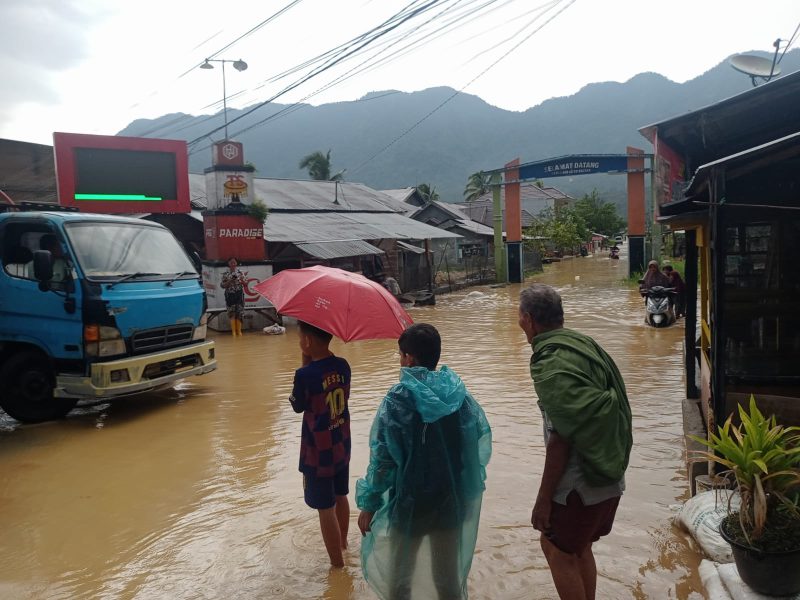 Banjir di sejumlah permukiman warga di Kabupaten Agam, Senin (16/3/2026) sore.