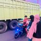 Ikatan Mahasiswa Muhammadiyah (IMM) Cabang Pasaman Barat berbagi takjil kepada pengendara.