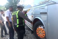 Tim gabungan yang terdiri dari Satuan Lalu Lintas Polres Dharmasraya, Dinas Perhubungan, dan Dinas Kesehatan Kabupaten Dharmasraya menggelar pemeriksaan kendaraan dan kesehatan sopir bus, Senin (16/3/2026).