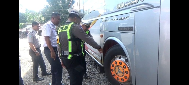 Tim gabungan yang terdiri dari Satuan Lalu Lintas Polres Dharmasraya, Dinas Perhubungan, dan Dinas Kesehatan Kabupaten Dharmasraya menggelar pemeriksaan kendaraan dan kesehatan sopir bus, Senin (16/3/2026).