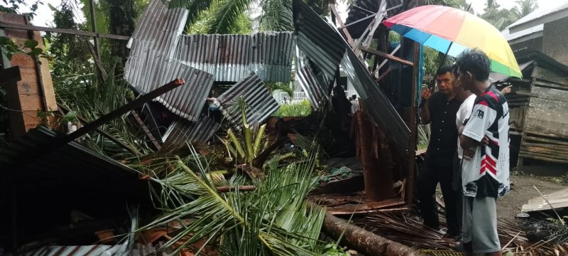 Seorang petani di Jorong Rimbo Janduang, Nagari Lingkuang Aua Baru, Kecamatan Pasaman, Kabupaten Pasaman Barat, meninggal dunia setelah rumahnya tertimpa pohon kelapa tumbang, Selasa (17/3/2026) sekitar pukul 15.00 WIB.