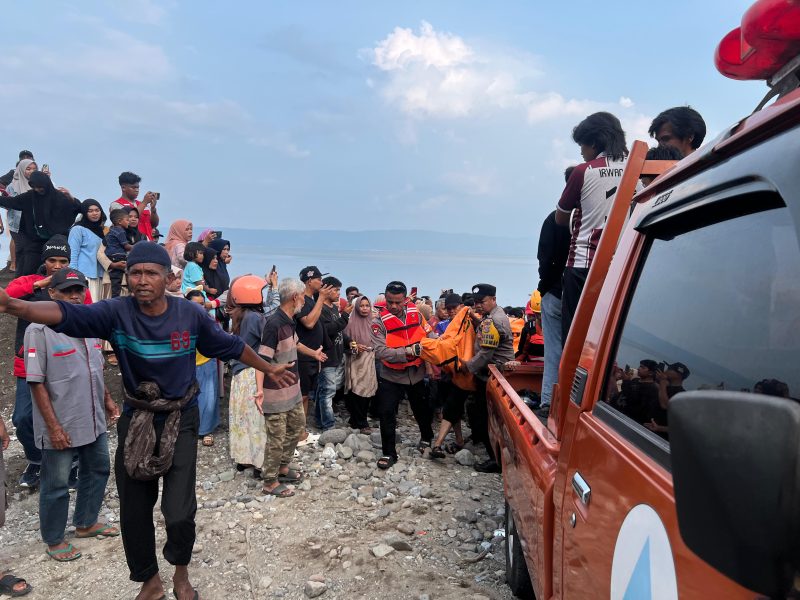 BASARNAS Tanah Datar berhasil evakuasi Bocah 7 tahun yang tenggelam di danau singkarak. 
